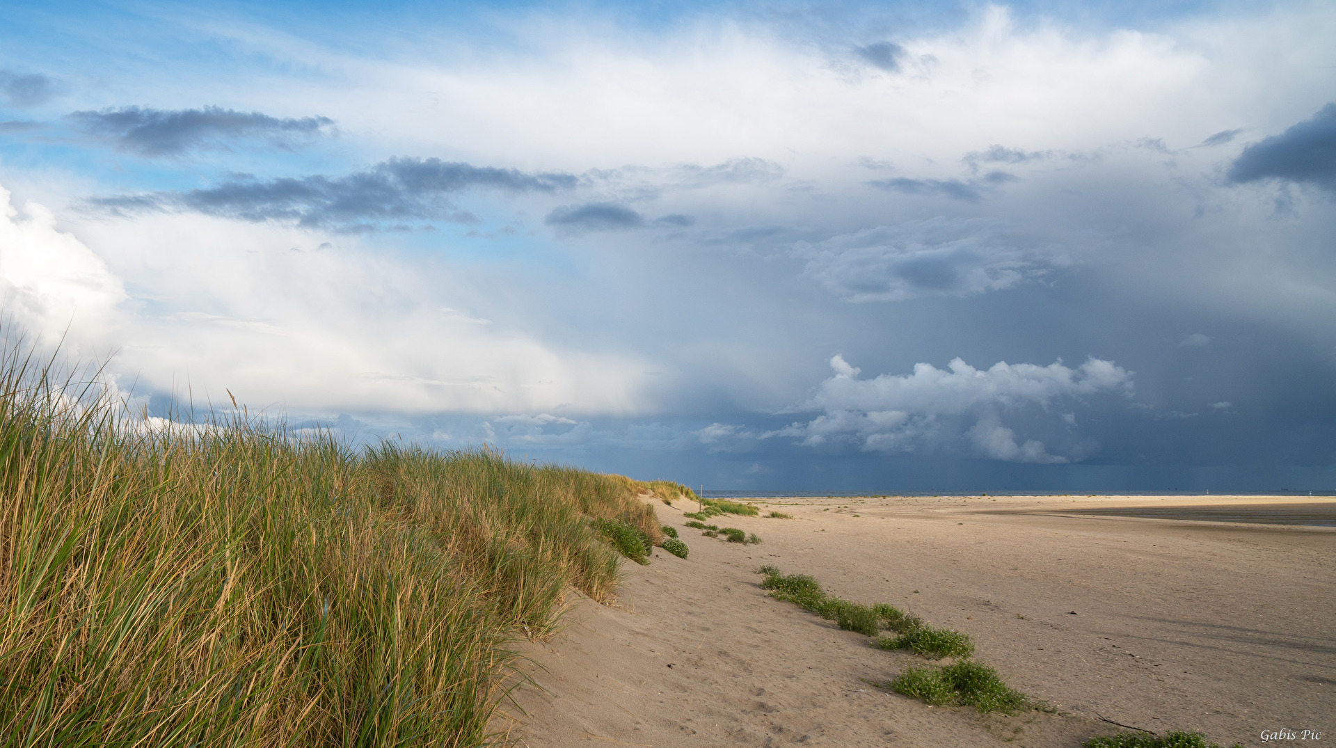 Strand und Wolken