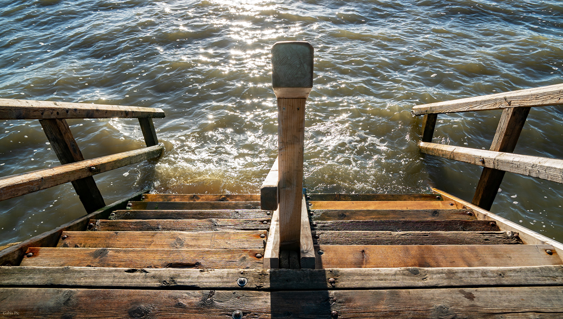 die Stufen ins Wasser