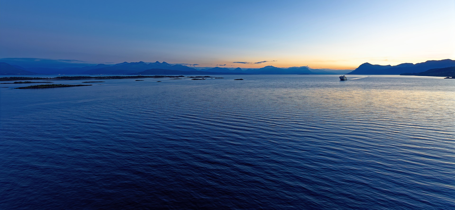 Sehr später Sonnentuntergang bei Molde in Norwegen