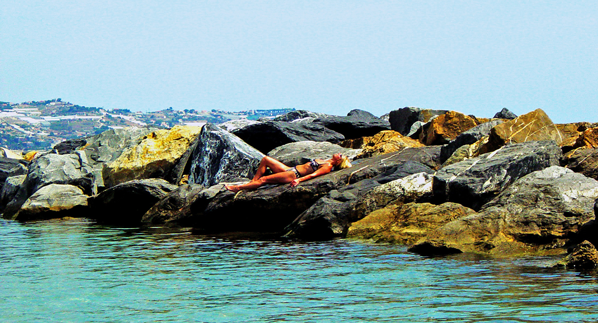 #Gestein / das Meer, die Felsen und die Frau...