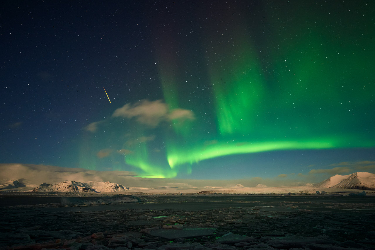 Aurora borealis mit #Sternschnuppe