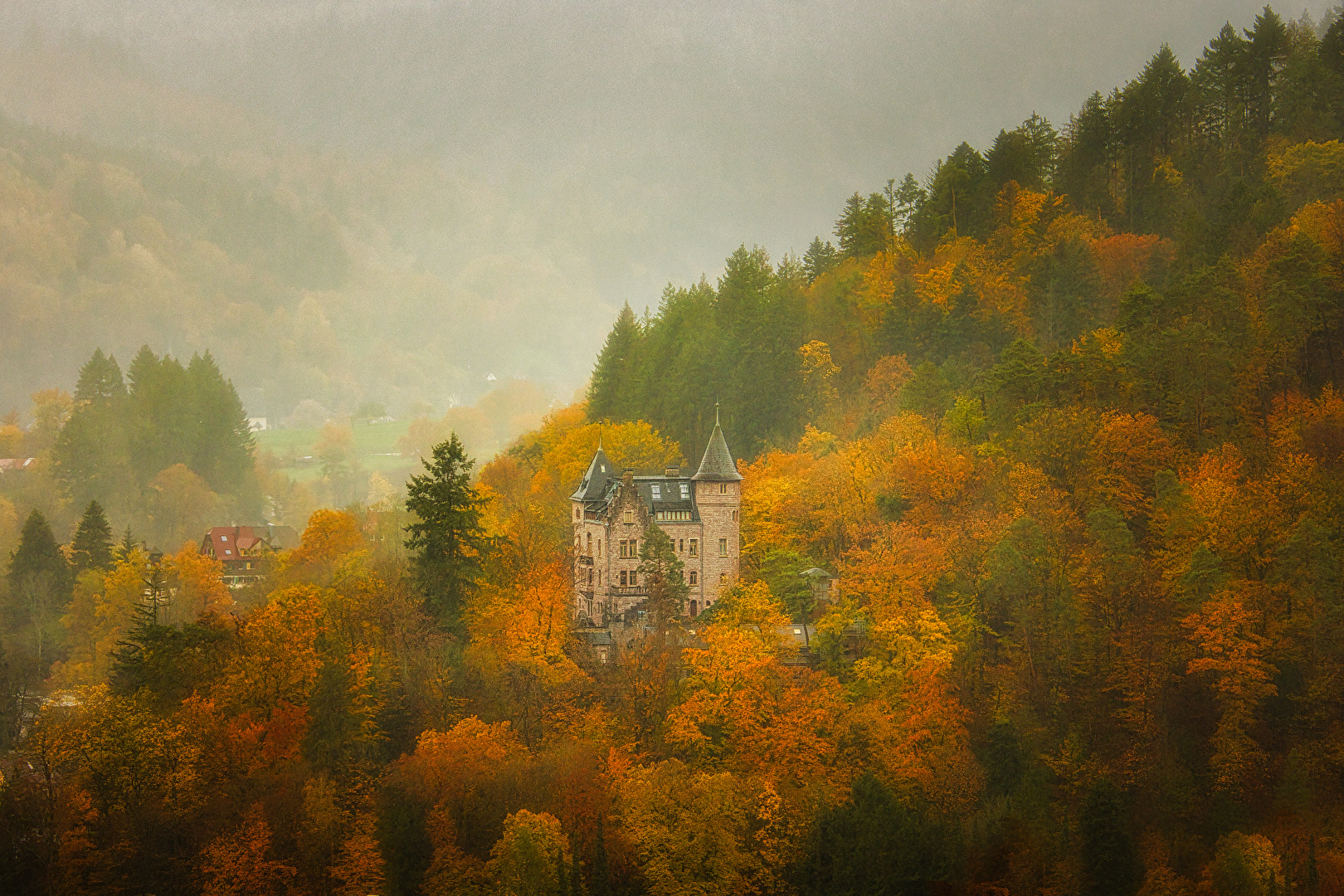 Villa im Herbstwald