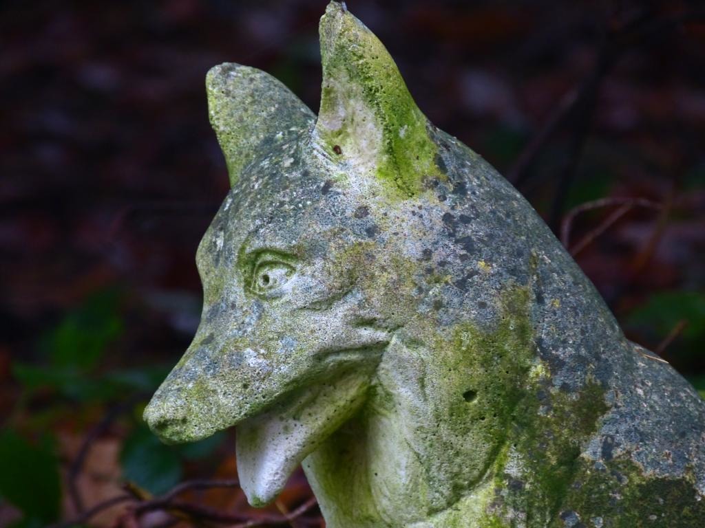Schäferhund als Steinstatue!!