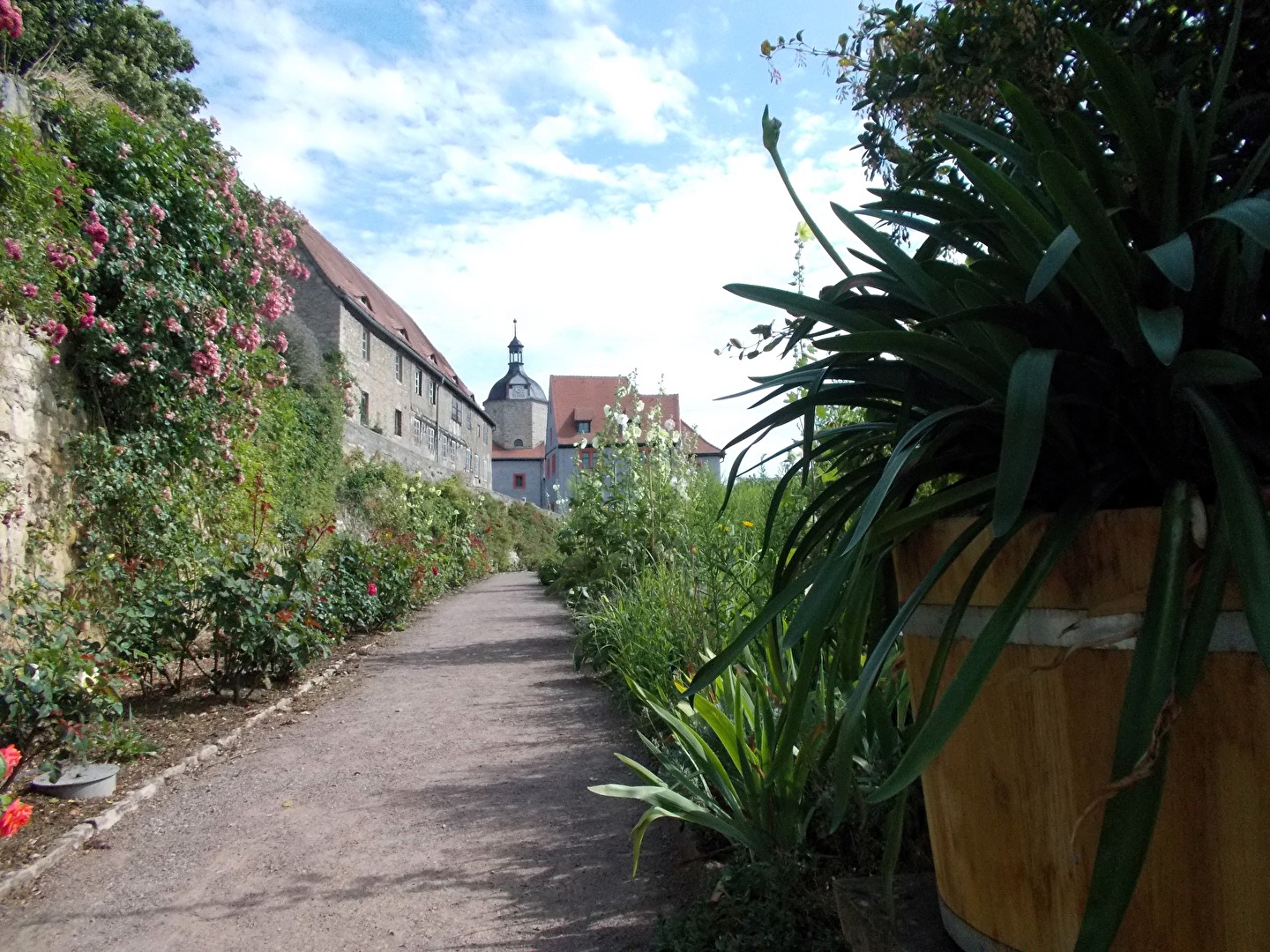 Terrassenweg zum Renaissanceschloss