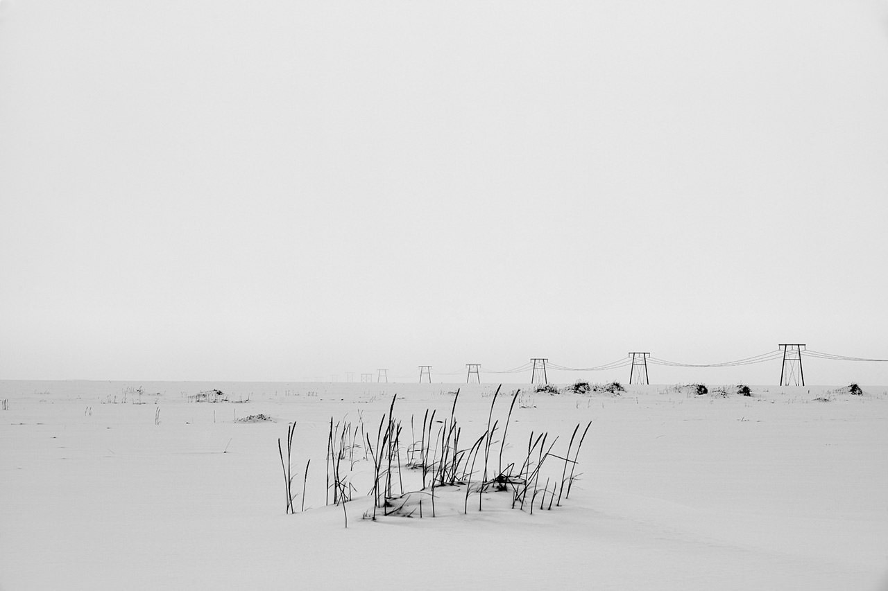 Minimalismus Winter Schneestrum Stromleitung