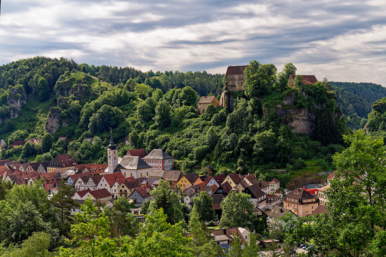 Wolken überm Felsenstädtchen Pottenstein
