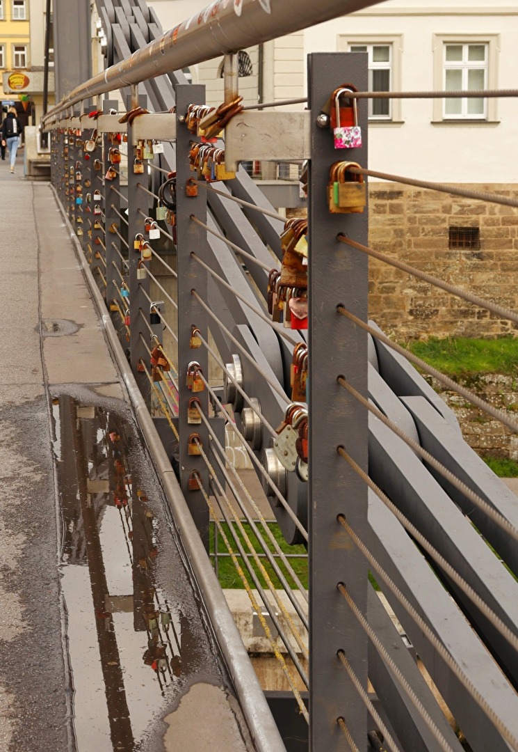 Brücke mit Spiegelung