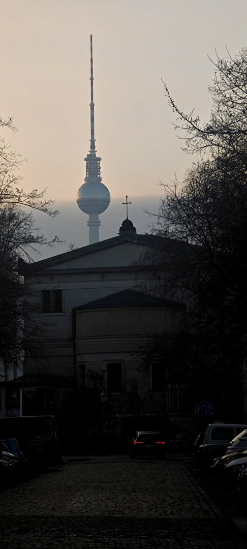 frühmorgendlicher Blick auf AlexTurm & Kirche