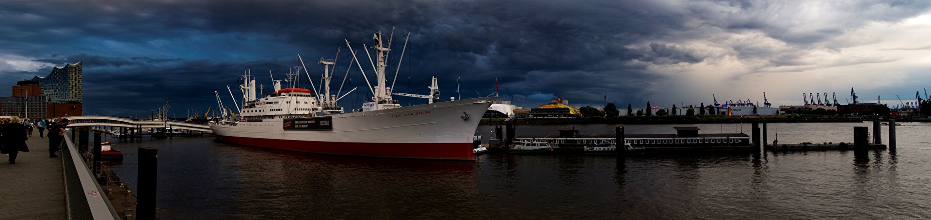 Aufziehende Gewitterfront über dem Hamburger Hafen #Wetter