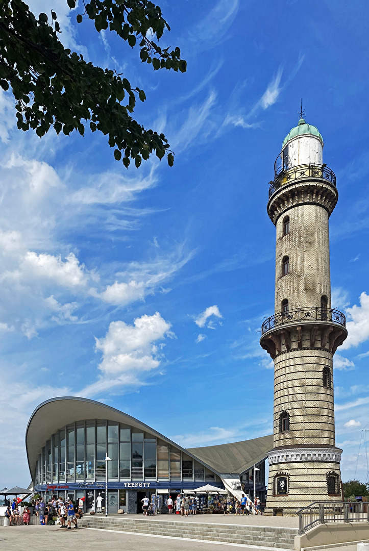 Teepott und alter Leuchtturm