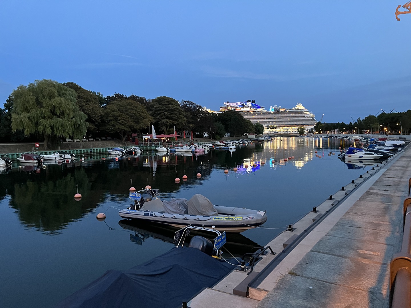 Blaue Stunde am Alten Strom, Warnemünde