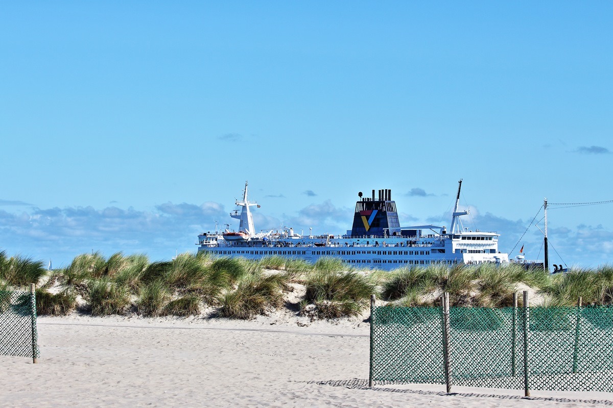 Ein Schiff fährt durch die Dünen