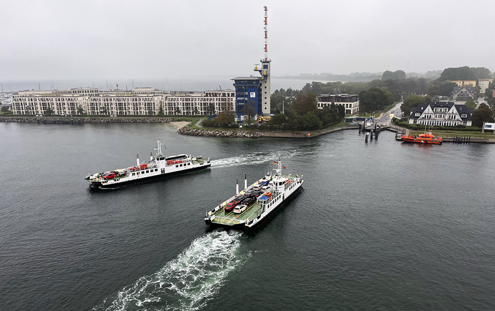 Fährbetrieb auf der Warnow / Warnemünde-Hohe Düne