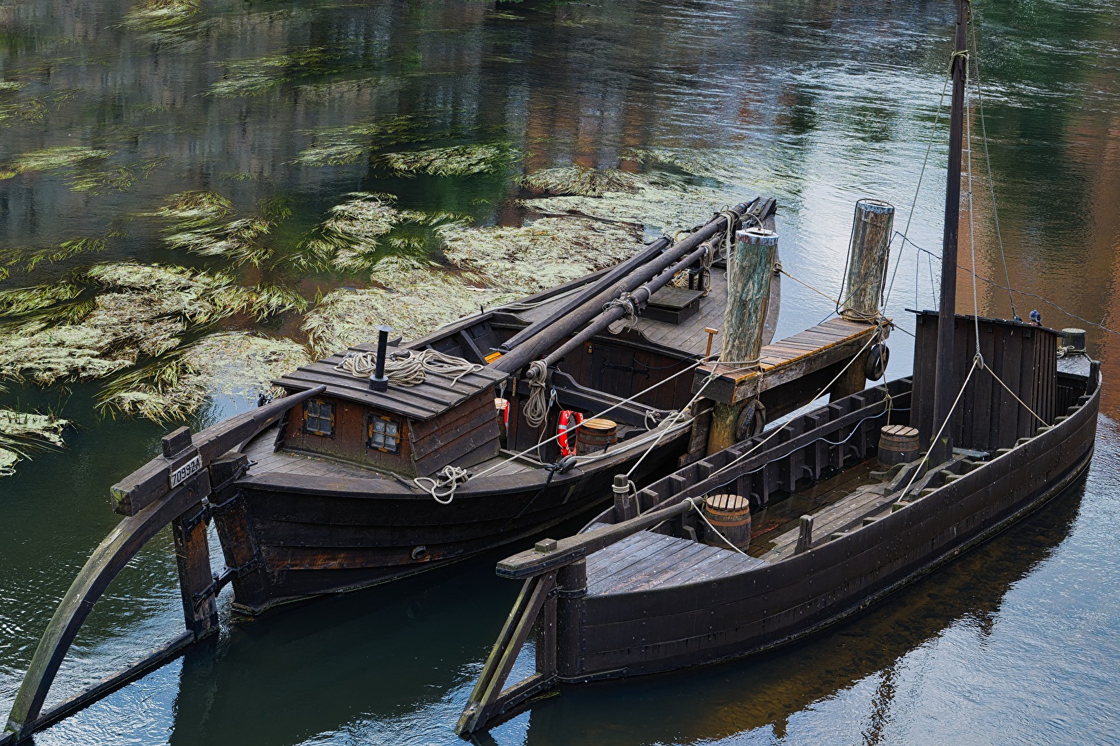 zwei alte Kähne mit Taube
