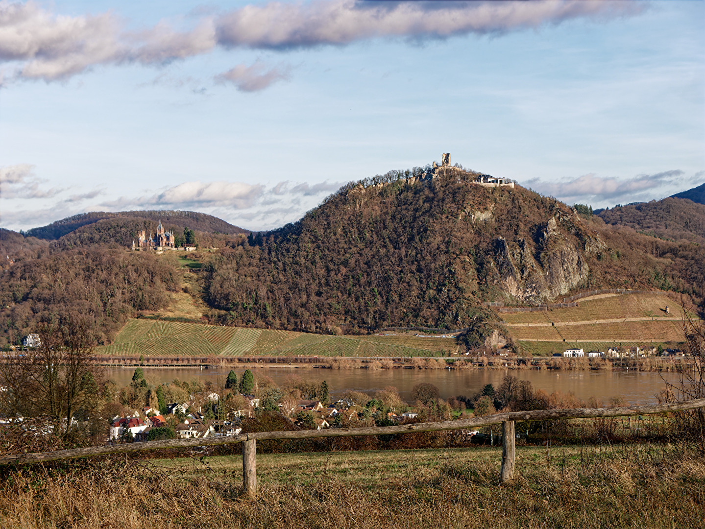 Blick auf den Rhein, den Drachenfels und die Löwenburg