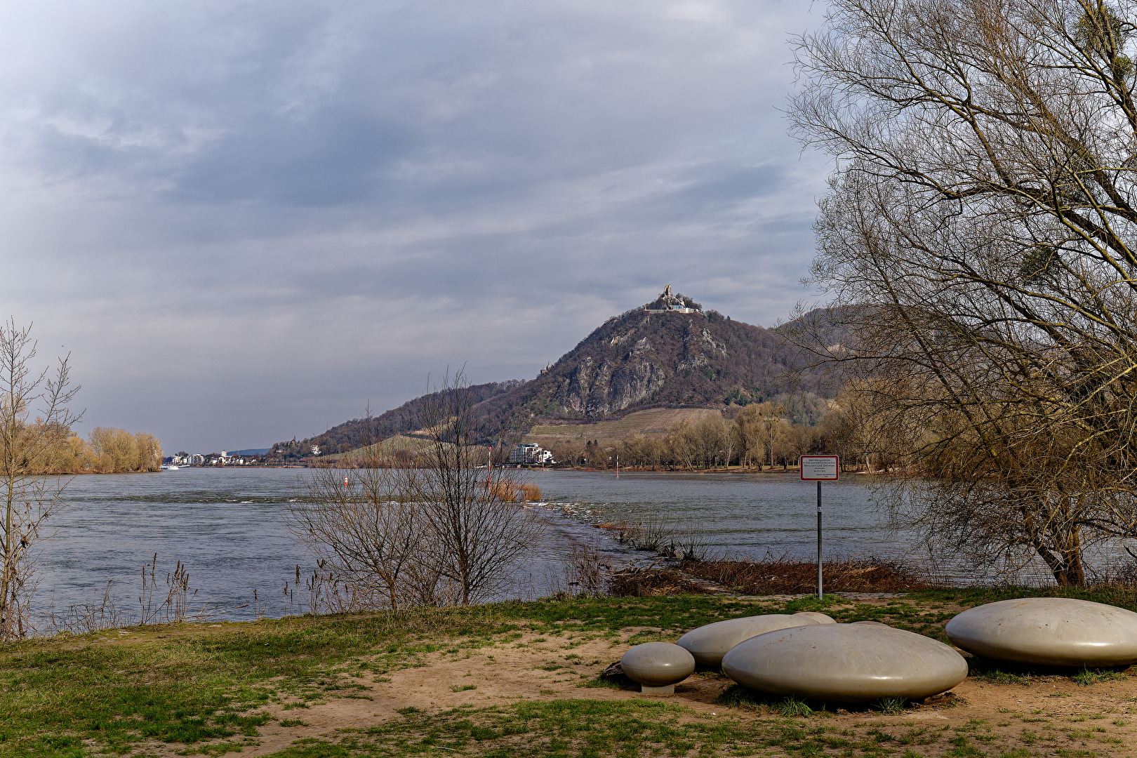 Bad Honnef; Blick auf den Rhein und den Drachenfels