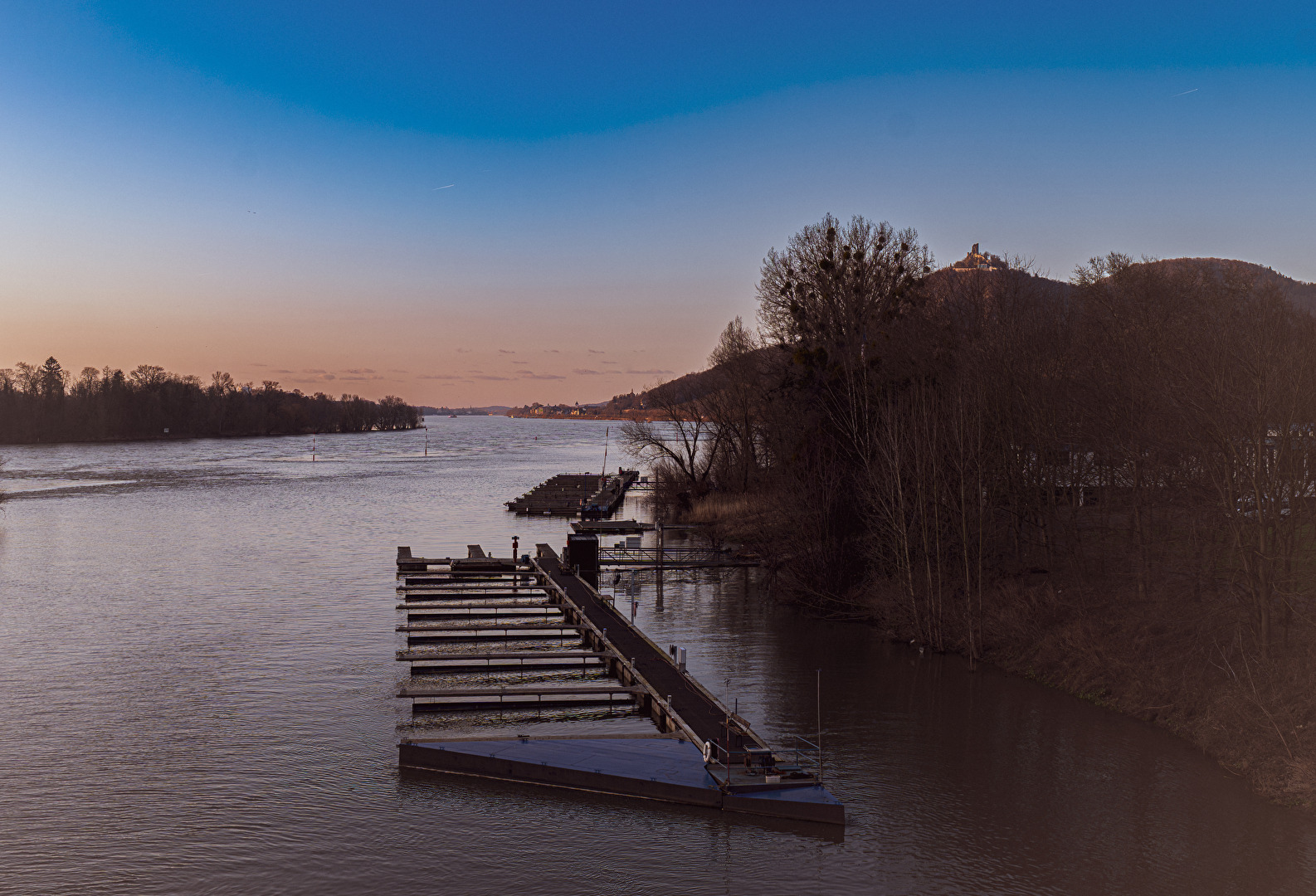 Rhein bei Bad Honnef; Drachenfels im Hintergrund