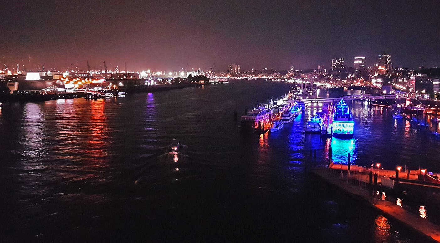 Nachtansicht des Hamburger Hafens