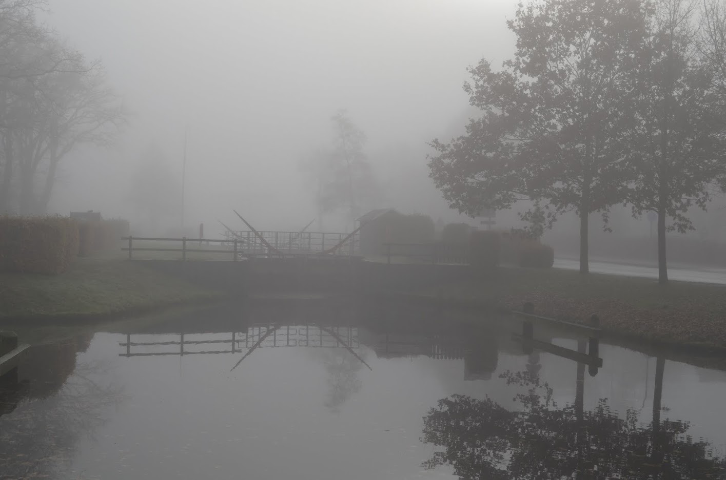 Schleuse im letzten schiffbaren Fehnkanal im Nebel