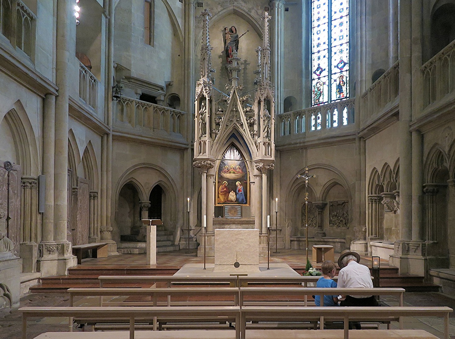 Die Kirche, die alte Frau und das Kind
