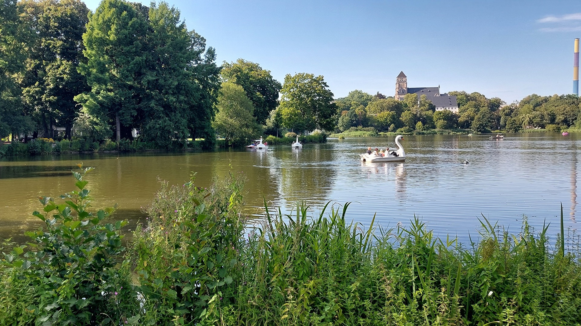 Schloss von Chemnitz (heute Kloster) mit Schlossteich und „Langer Lulatsch“ ( am rechten Bildrand)