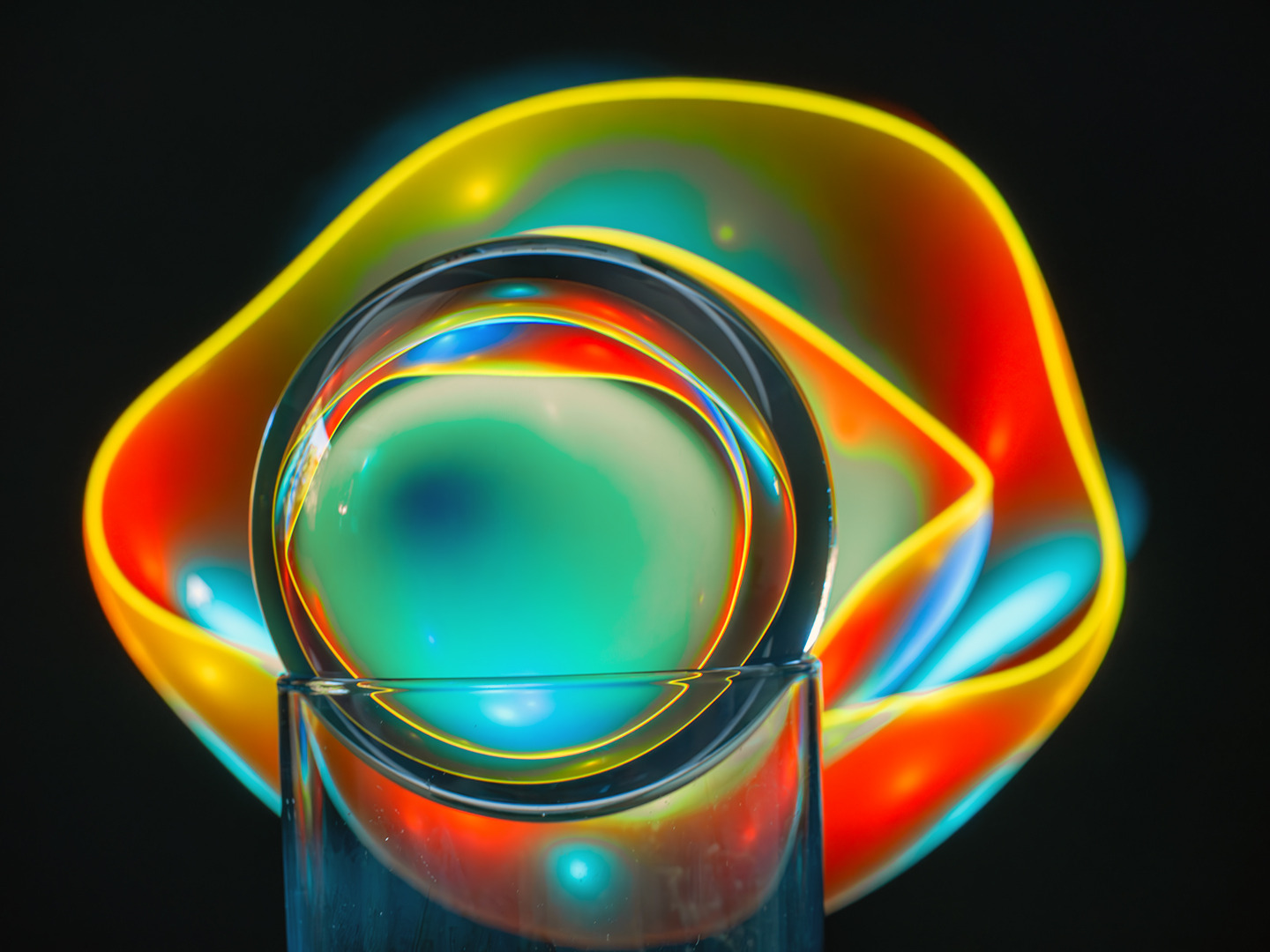 Lensball vor Fraktalbild (Fraktalgenerator J-Wildfire)