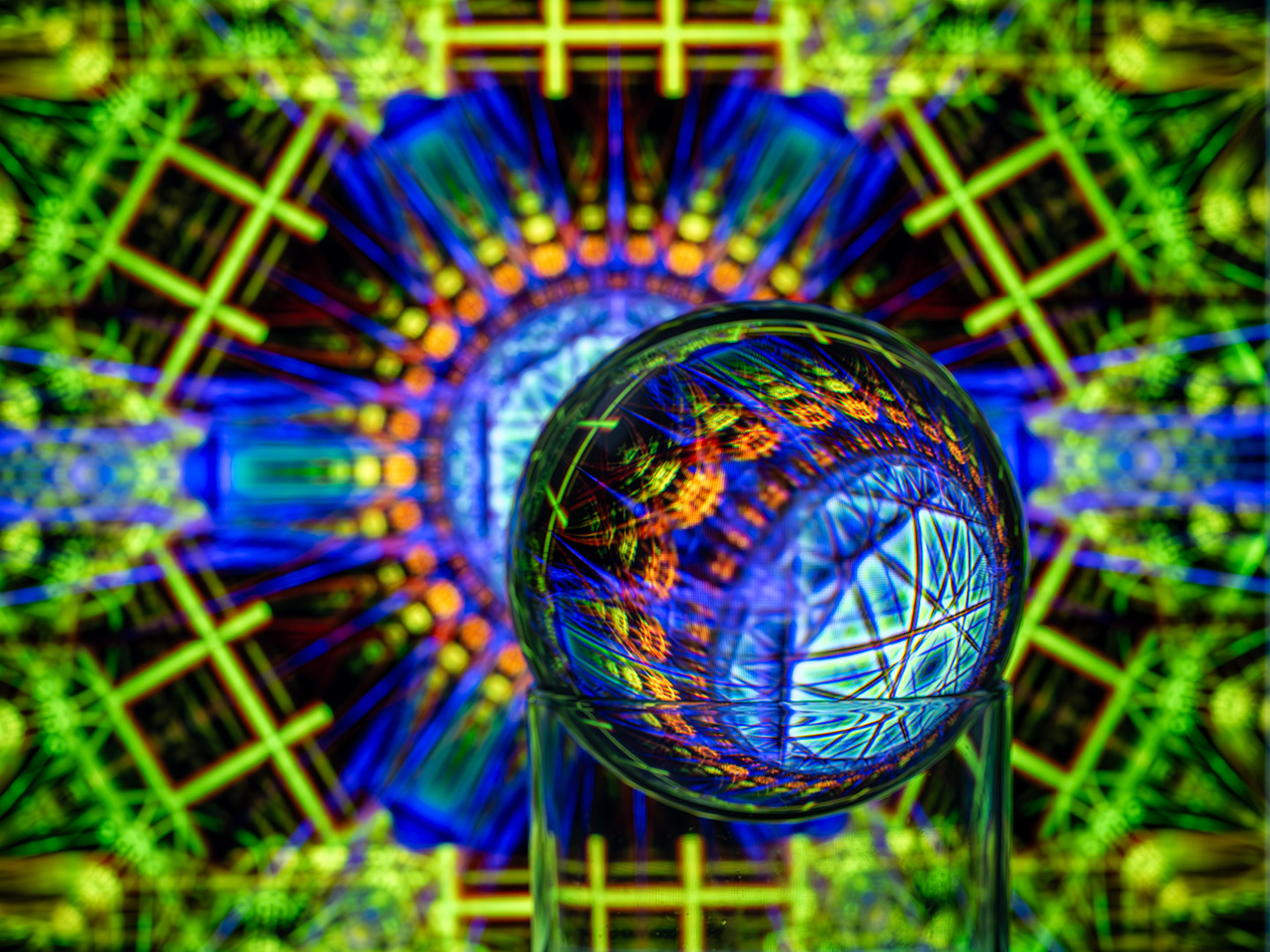 Lensball vor Fraktal (Fraktalgenerator J-Wildfire)