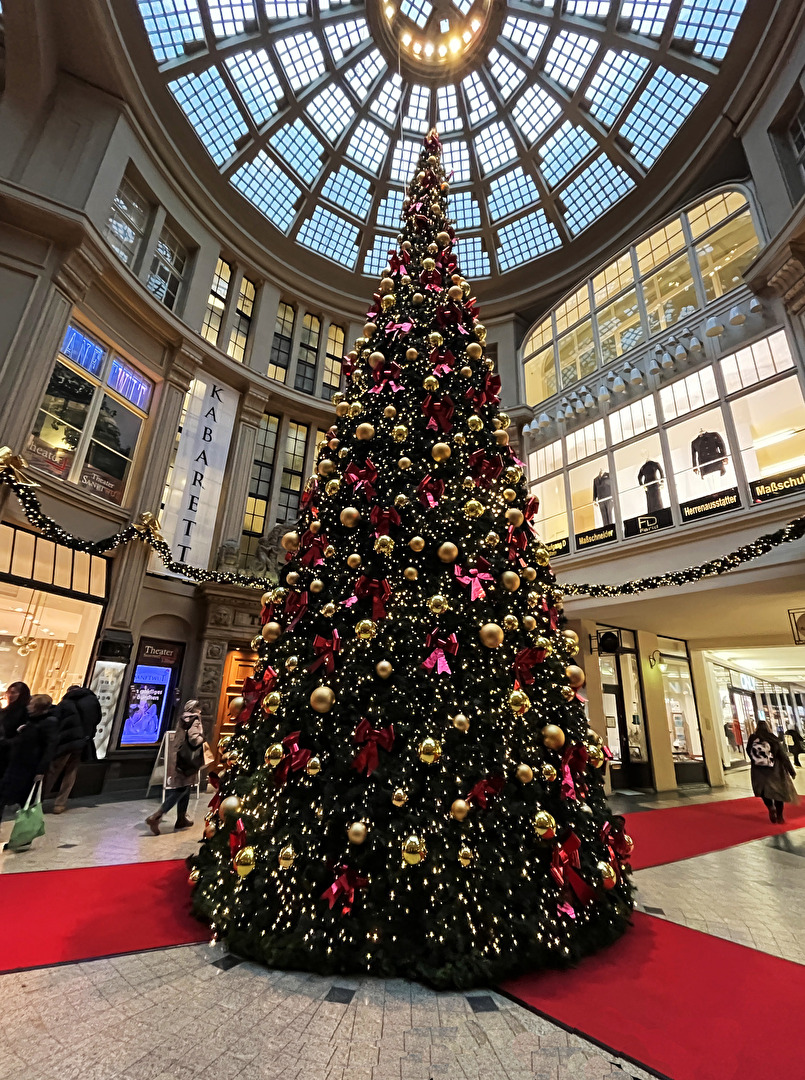 Weihnachtsbaum in der Mädler-Passage in Leipzig