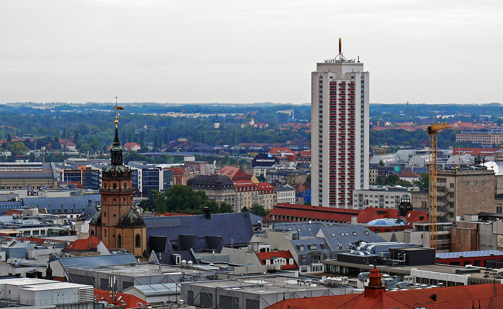 links Nikolaikirche, rechts Uniriese
