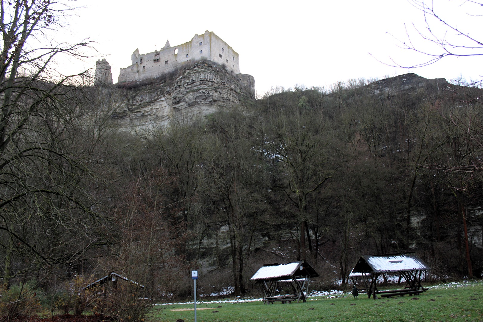 Wanderrastplatz im Winter