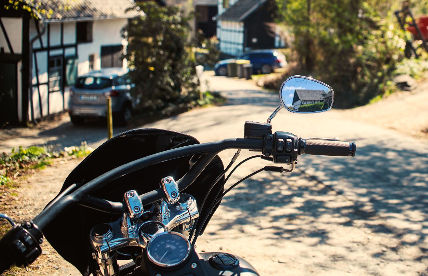 TT: ... und im Spiegel der Harley sieht man die #Nachbarn