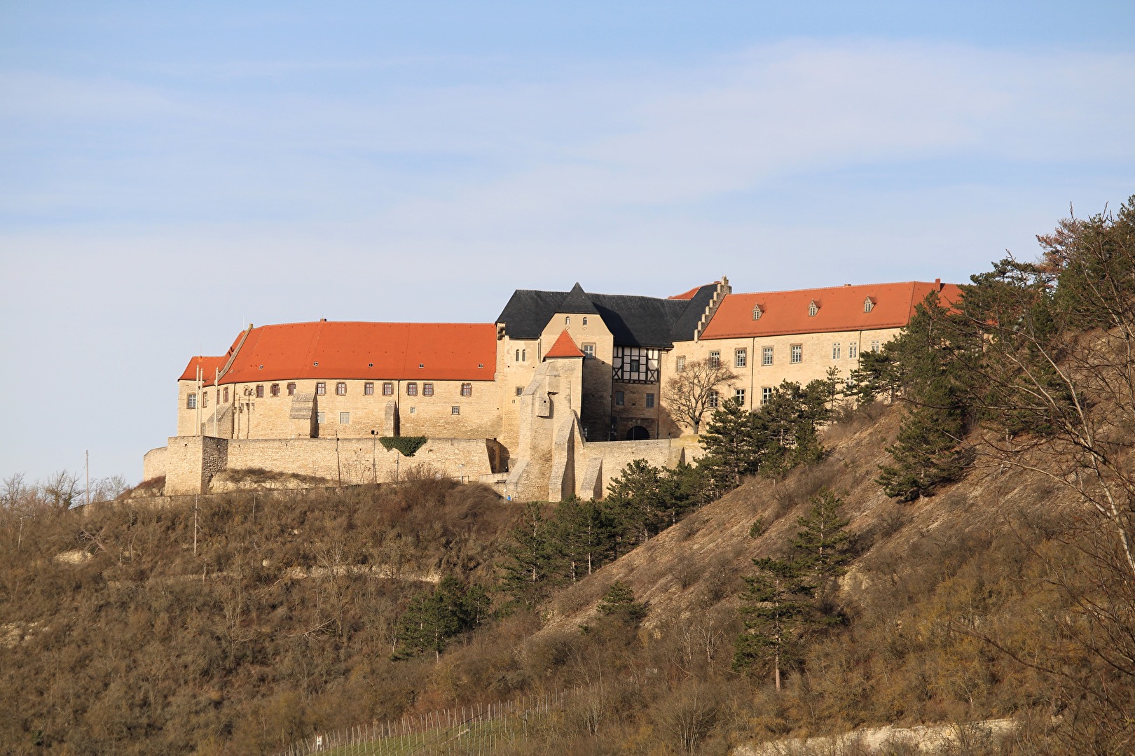 Das Schloss hinter dem Berg