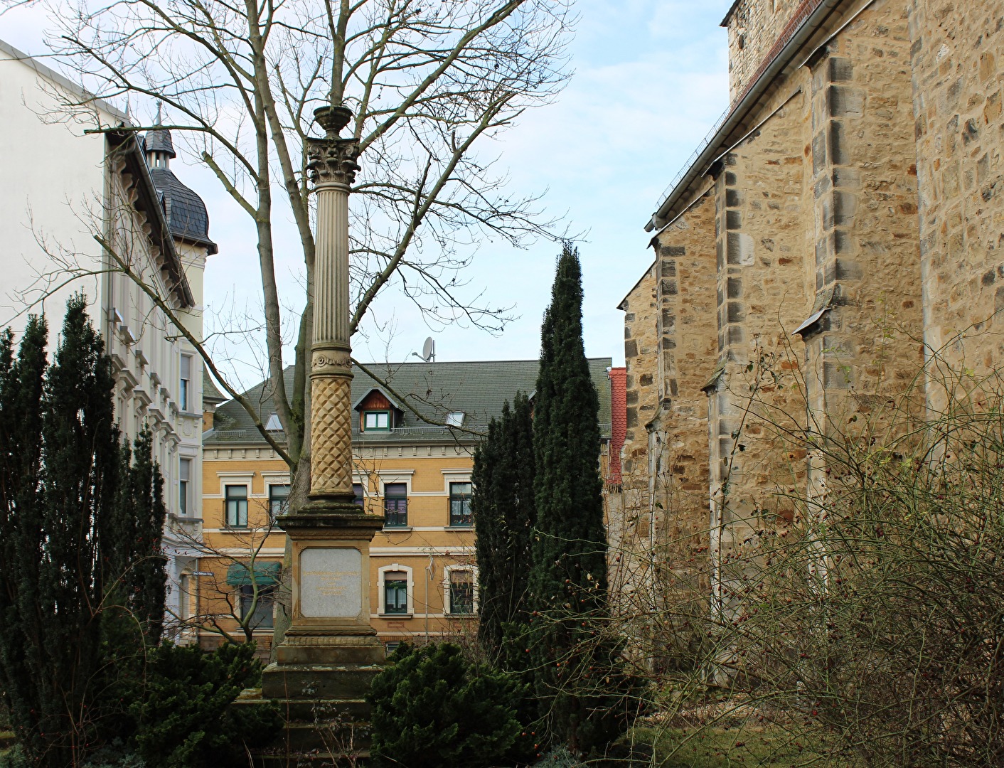 Die Säule bei der Sankt Vitus Kirche, Richtung Straße