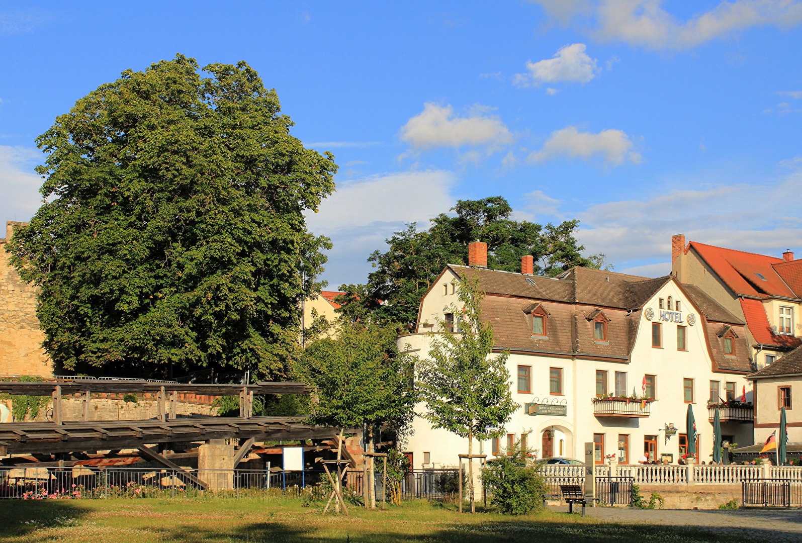 Das Feldgestänge und das Hotel "Zum Wehrdamm"