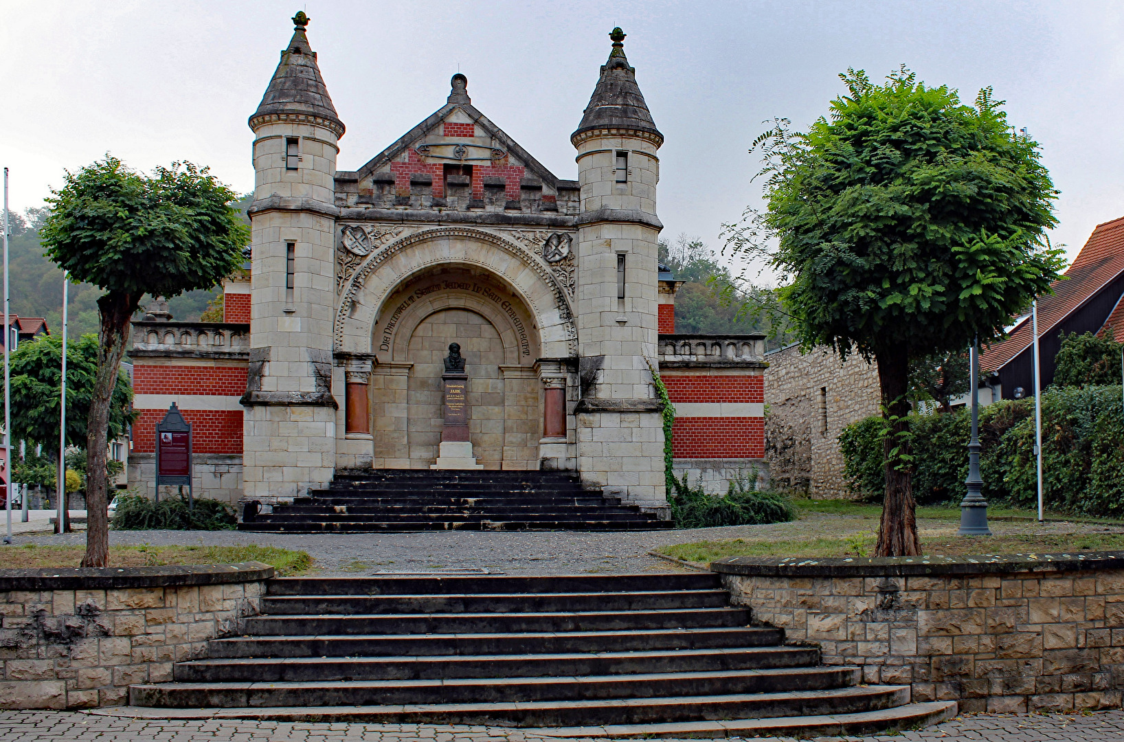 Das Jahn-Denkmal und die Jahn-Turnhalle
