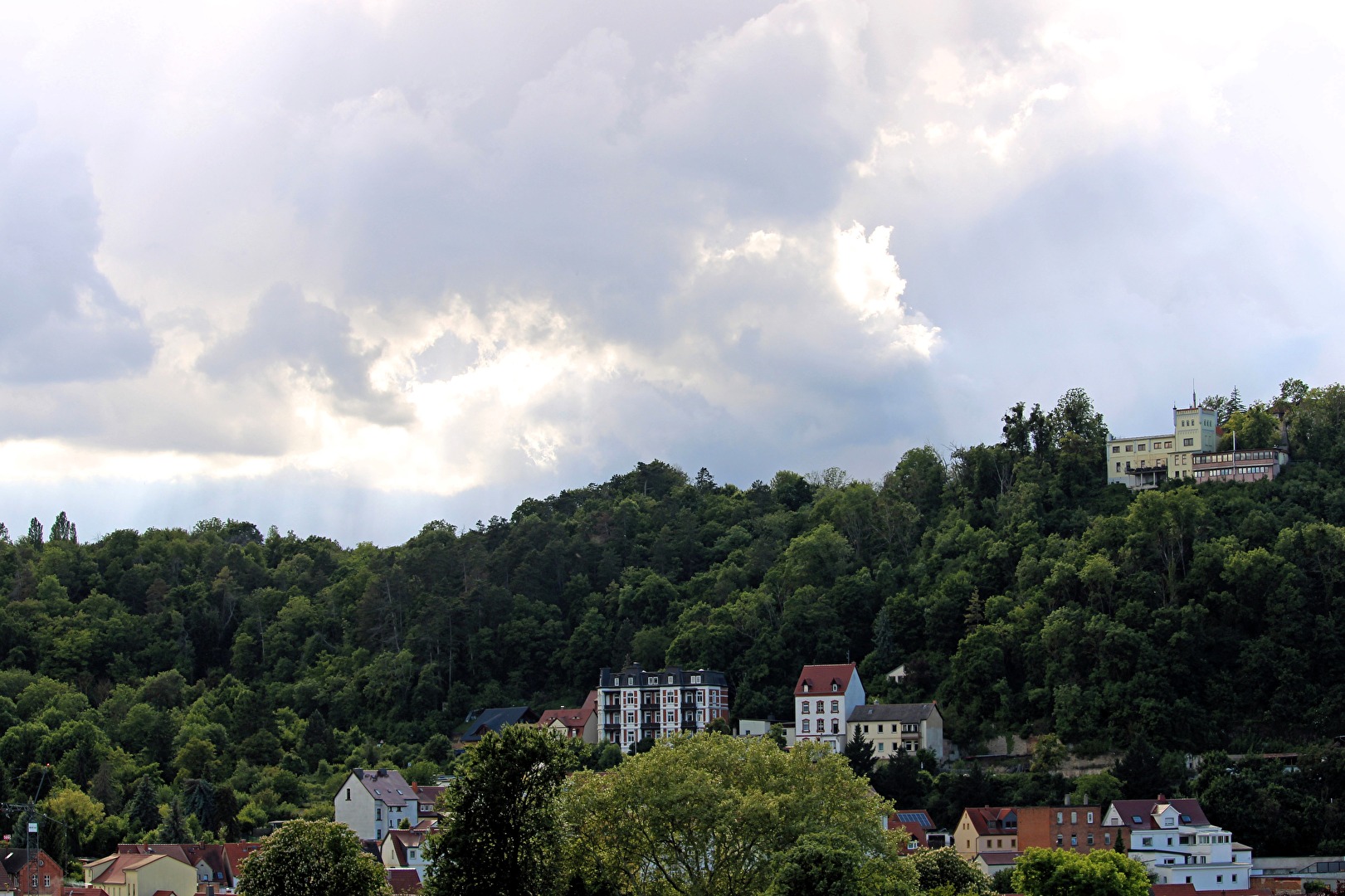 Dunkle Wolken über der Wilhelmsburg