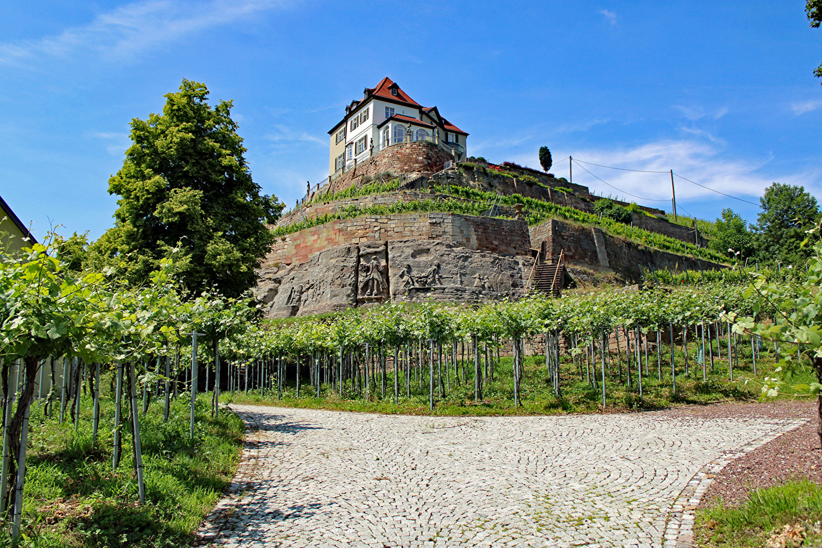 Sandstein-Terrassenmauer