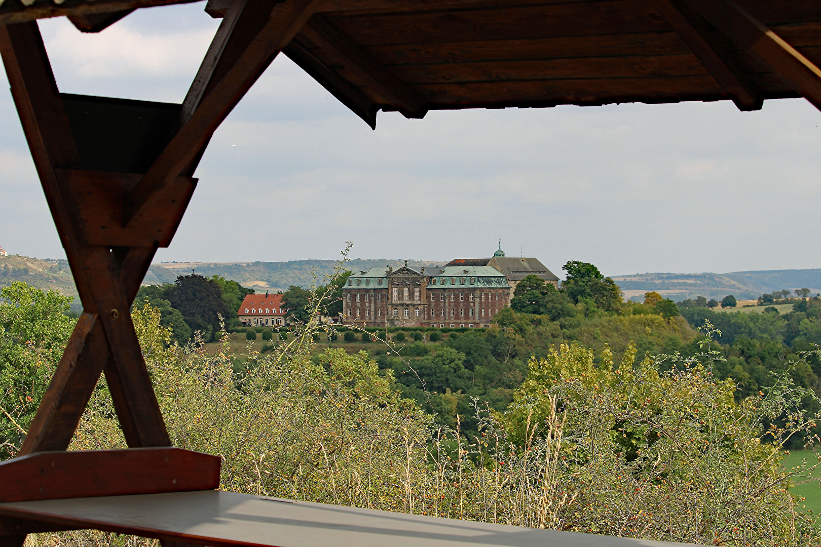 Blick vom Wanderrastplatz Neidecke auf das Schloss Burgscheidungen