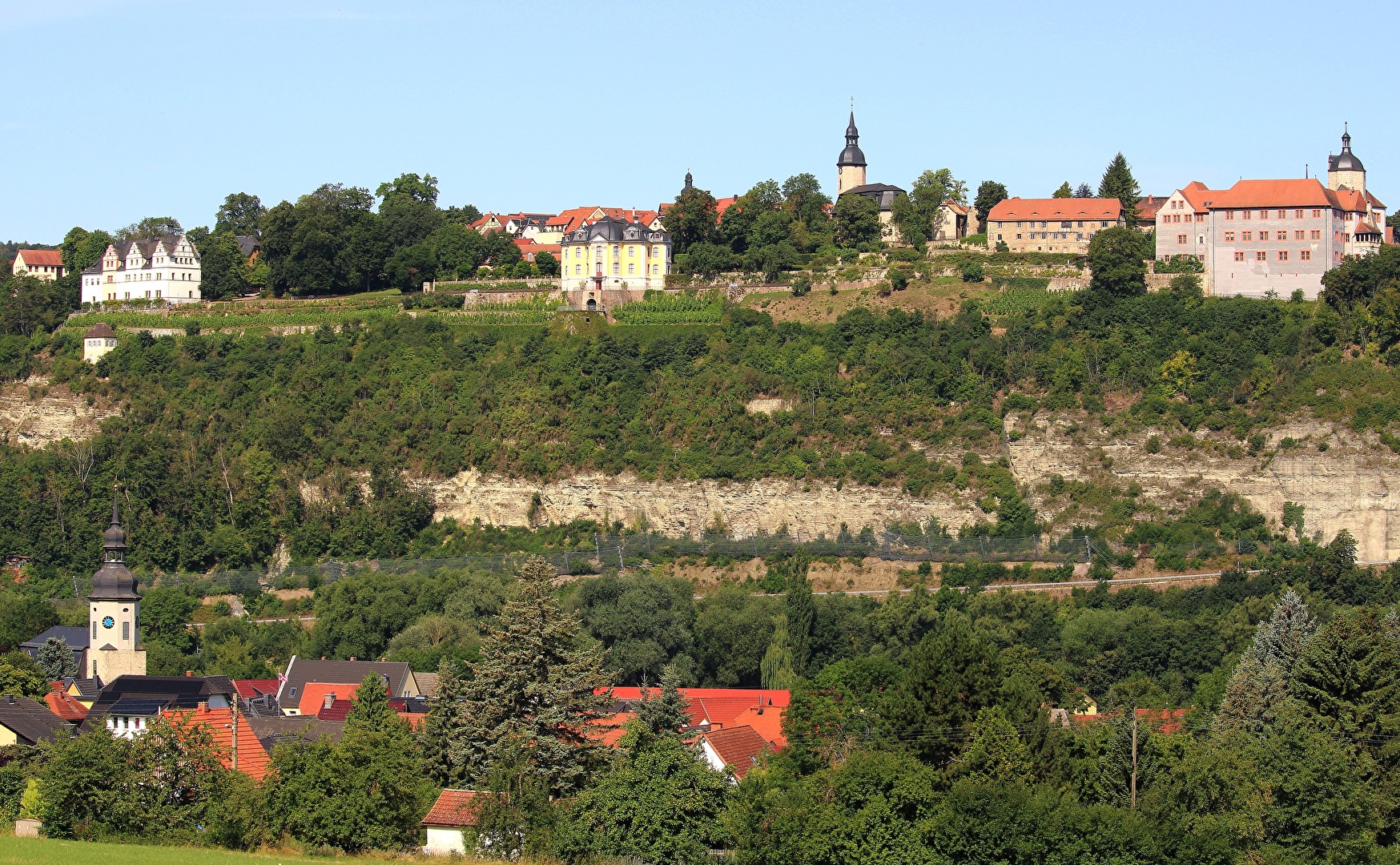 Drei Schlösser auf den Kalksteinfelsen des Saaletals