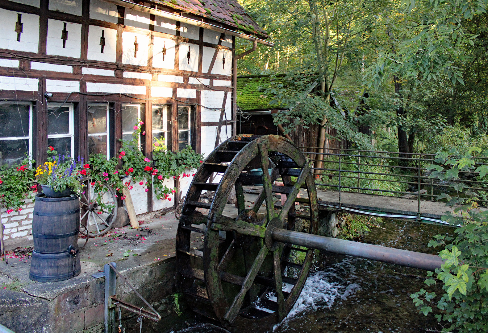 Das Mühlrad der Pfarrmühle angetrieben von der Rauda.