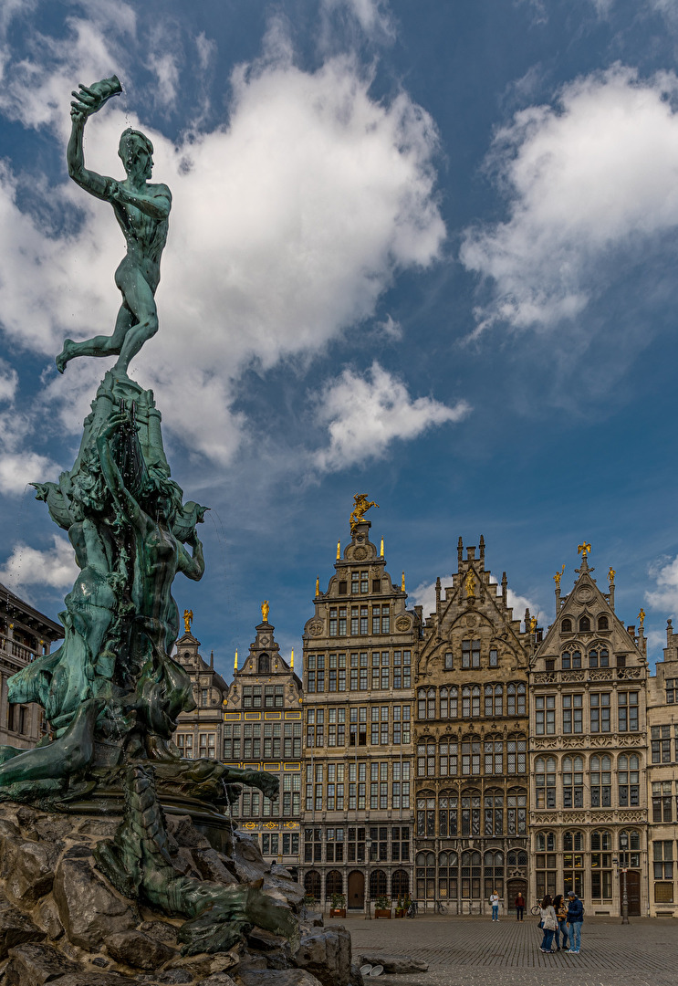 Brabobrunnen auf den Grote Markt in Antwerpen