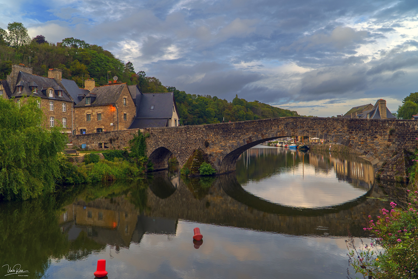 Alte steinerne Brücke über den Fluss La Rance in Dinan