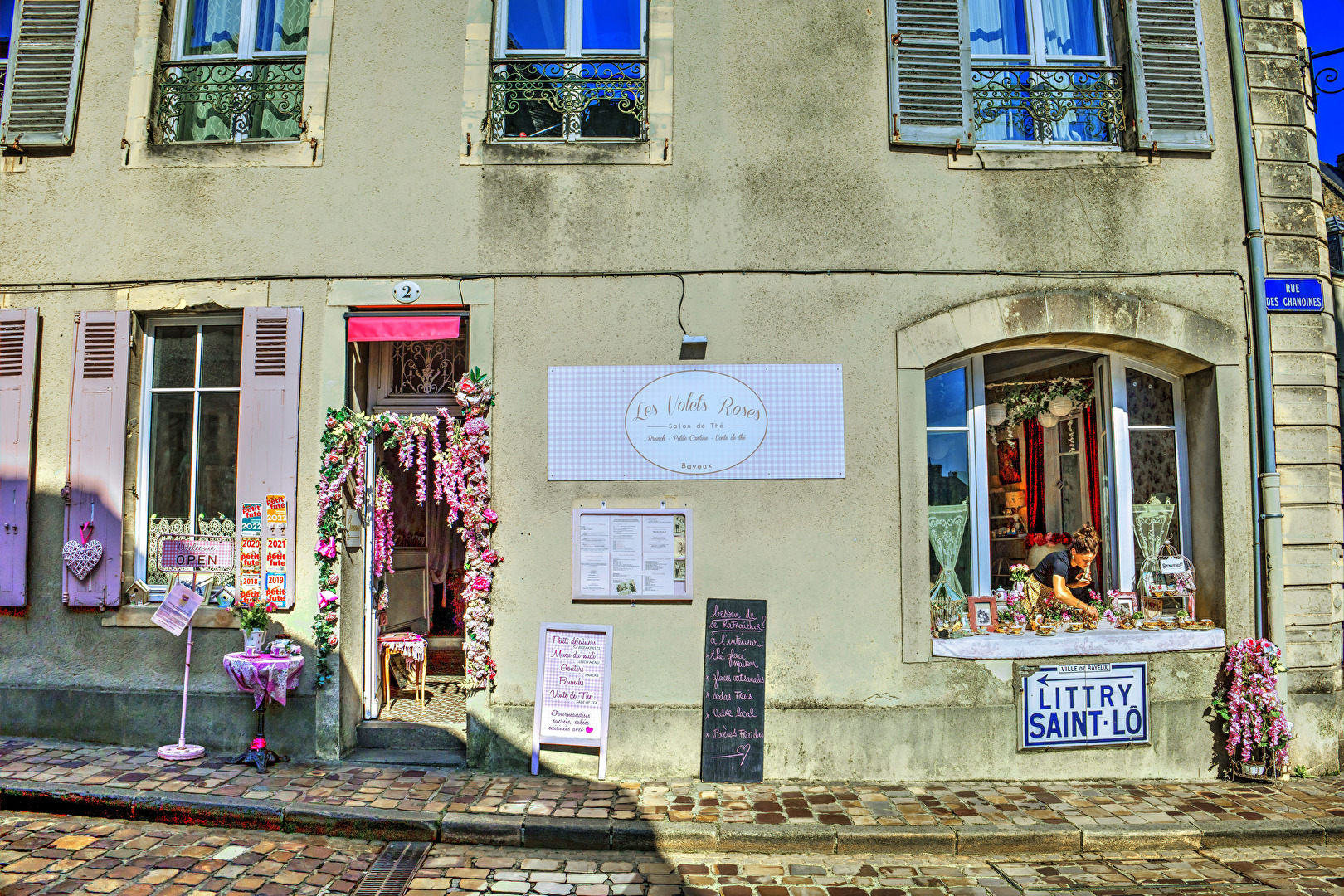 The colorful café in Bayeux