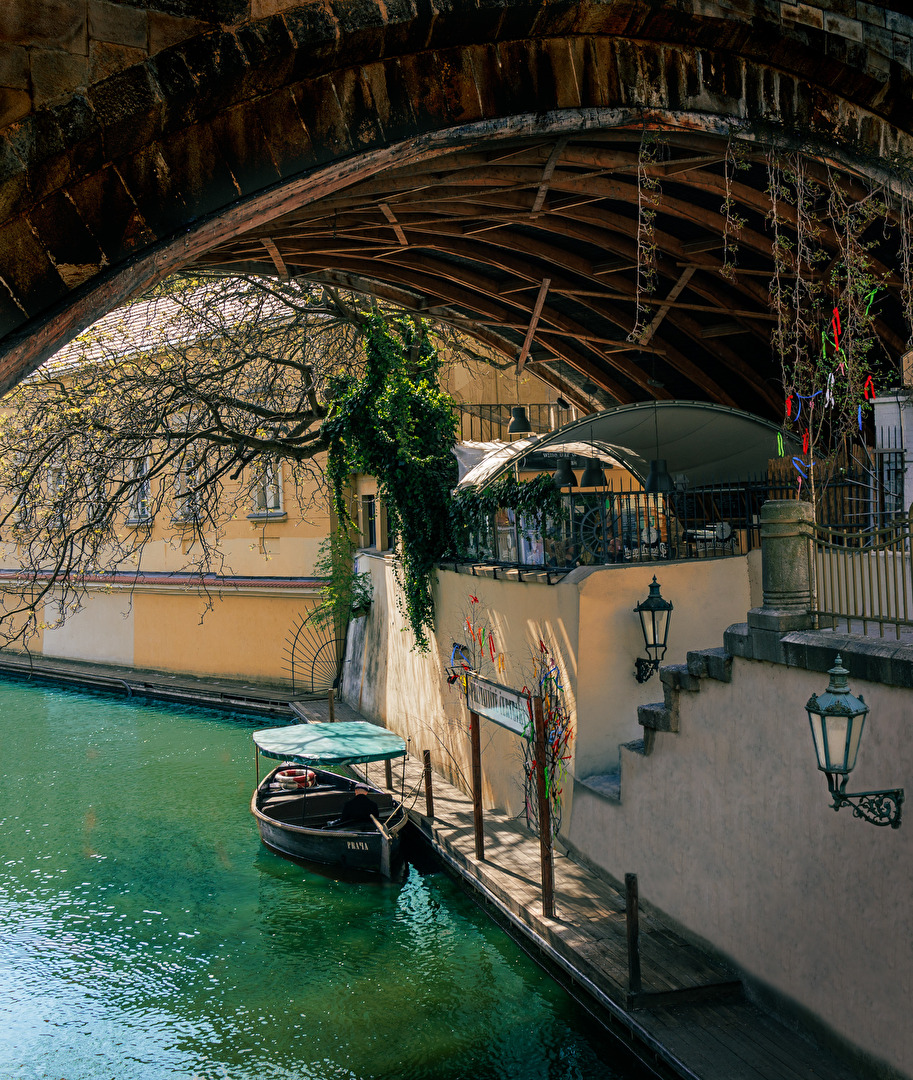 Unterhalb der Karlsbrücke