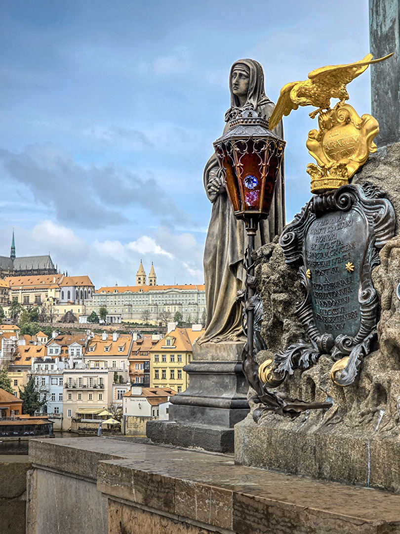 Eine der Figuren auf der Karlsbrücke