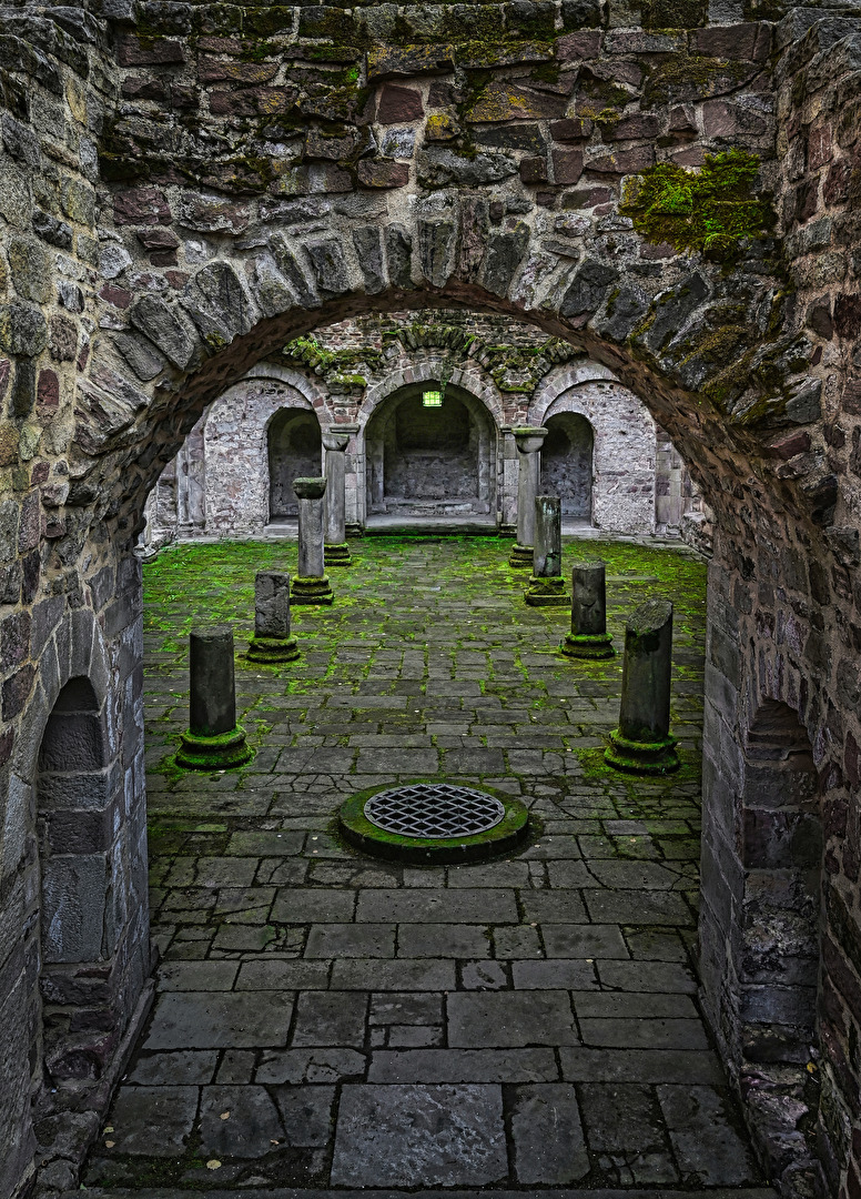 Hier handelt es sich um einen kleinen Innenhof in der Tiefe der Stiftsruine in Bad Hersfeld