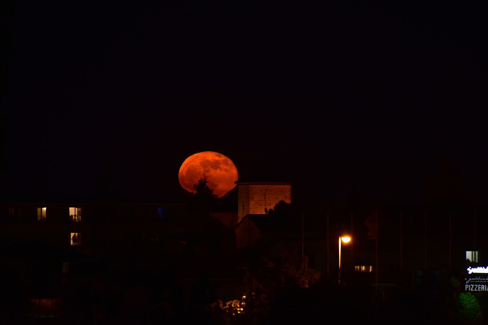 Das Schloß und der Mond