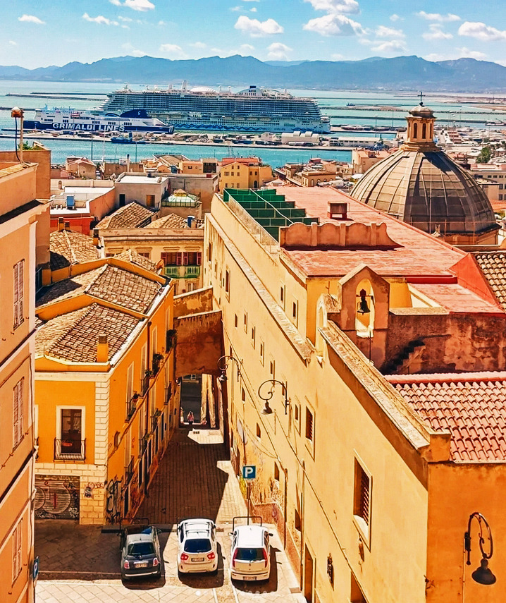 Panoramablick auf Cagliari, die Hauptstadt Sardiniens_ShiftN