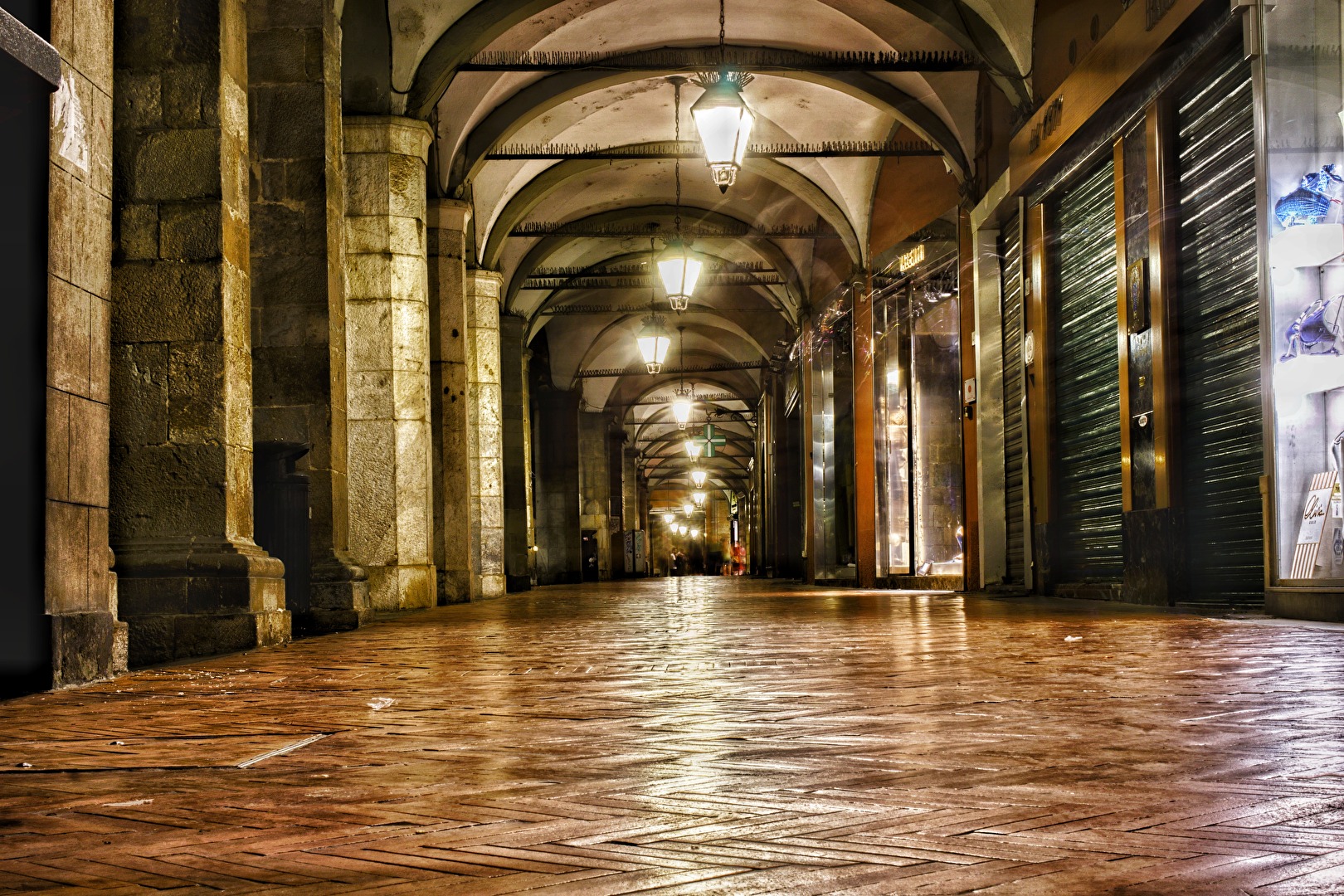 Pisa Ladenzeile bei Nacht