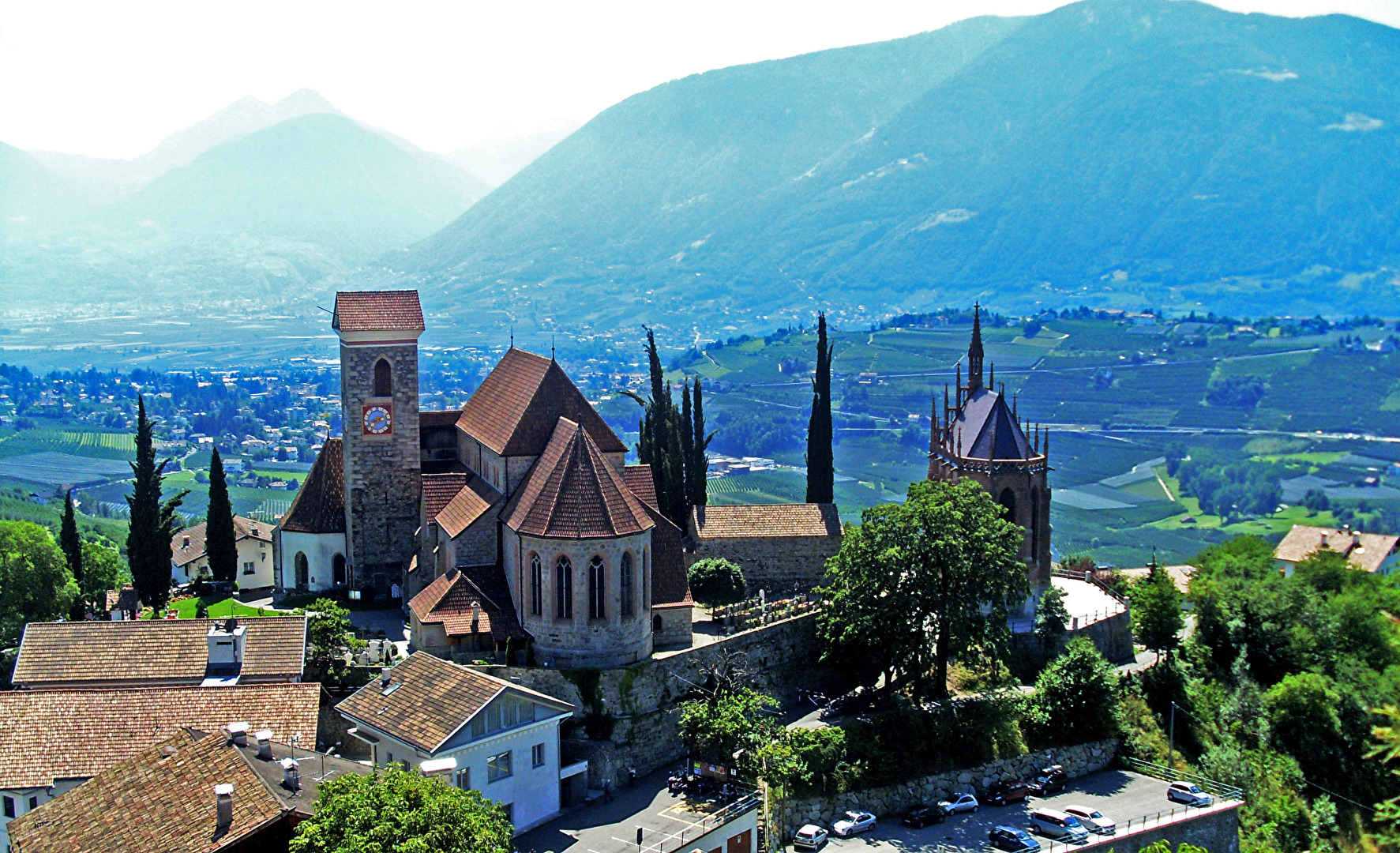 Die „Sonnenterrasse“ über Meran – das ist Schenna. Neben der Pfarrkirche befindet sich das Mausoleum